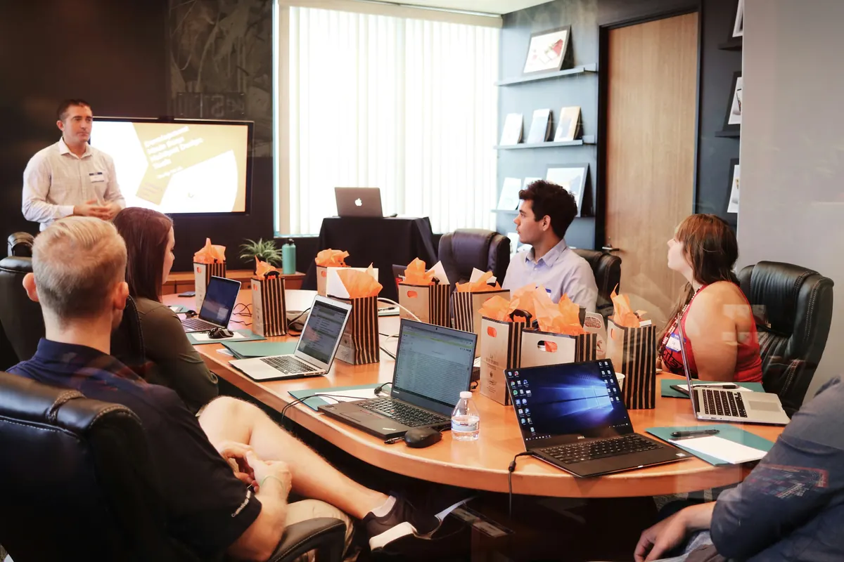 Equipo diseñando la estrategia comercial y el material de ventas